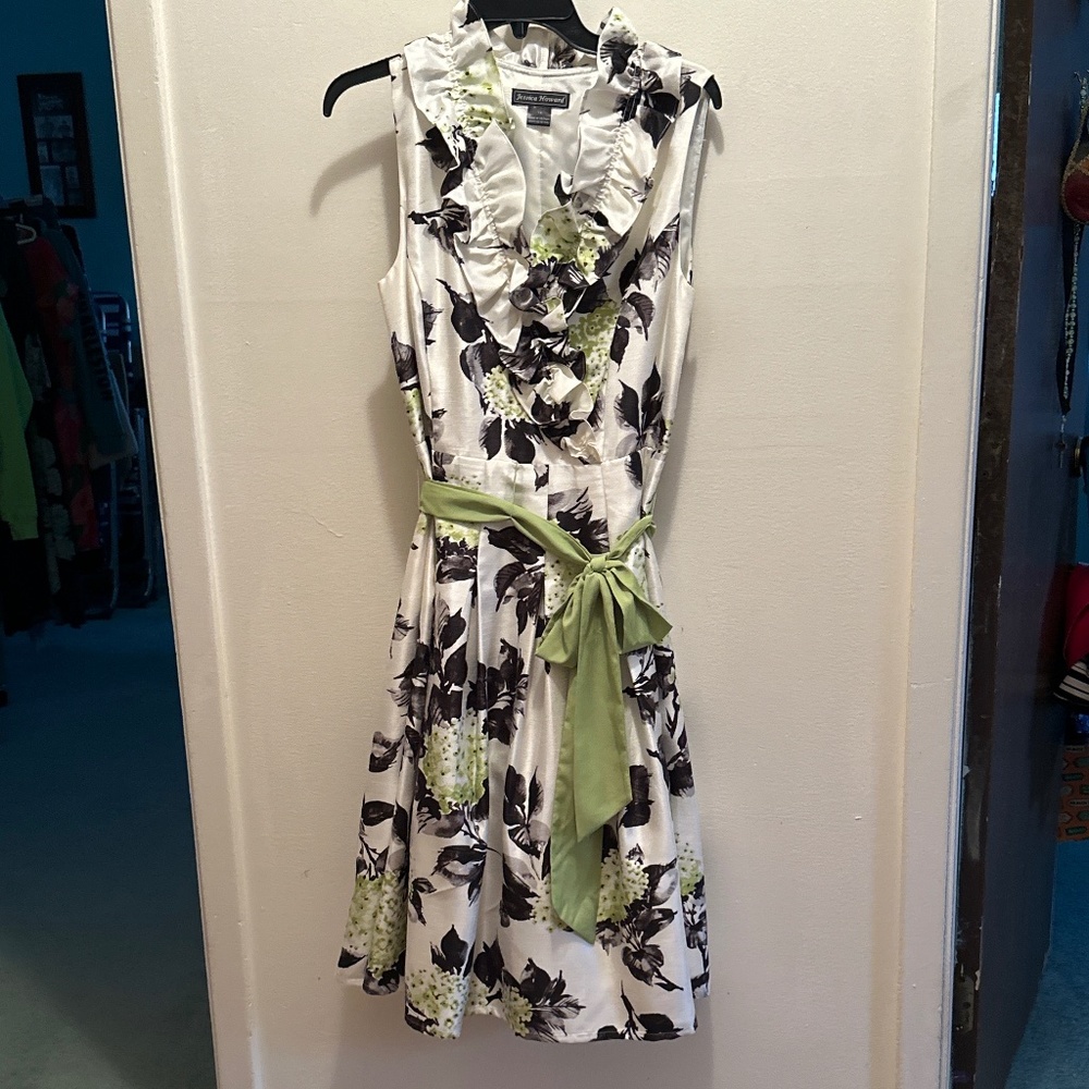 NBW gorgeous flowered size 14 lined dress!! Jessica Howard